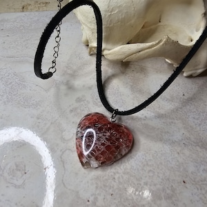 Collier hangar en résine rouge et peau de serpent