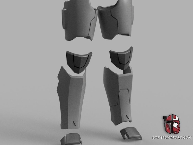 Puede incluir: Piezas de armadura grises segmentadas, que incluyen componentes de pecho, rodilla y espinilla, dispuestas sobre un fondo neutro. El dise&ntilde;o presenta formas angulares y una est&eacute;tica futurista. Un logotipo con un casco est&aacute; en la esquina inferior derecha.