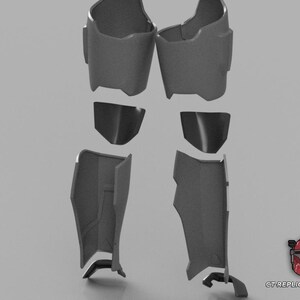 Puede incluir: Piezas de armadura grises, que incluyen componentes de pecho, hombros y piernas, se muestran sobre un fondo gris claro. La armadura parece estar impresa en 3D. La imagen incluye un logotipo en la esquina inferior derecha.