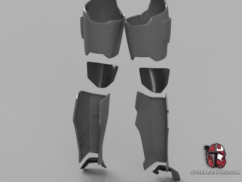 Puede incluir: Piezas de armadura grises, que incluyen componentes de pecho, hombros y piernas, se muestran sobre un fondo gris claro. La armadura parece estar impresa en 3D. La imagen incluye un logotipo en la esquina inferior derecha.