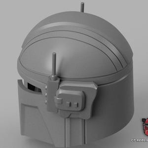 Puede incluir: Un casco gris mandaloriano con una parte superior redondeada y protuberancias en forma de antena. El casco presenta crestas horizontales y un componente lateral rectangular. La imagen incluye un logotipo en la esquina inferior derecha.