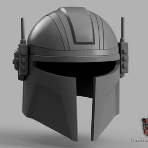 Puede incluir: Un casco gris de Mandaloriano con visor en T y protuberancias tipo antena. El casco tiene una parte superior redondeada con crestas verticales y detalles laterales. El dise&ntilde;o recuerda a la serie Star Wars.