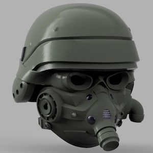 Op de afbeelding: Een groene militaire helm met een gasmasker bevestigd. De helm heeft een vizier en een kinband. Het gasmasker heeft een mondstuk en een filter.