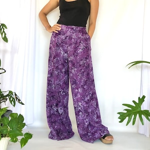 Pantaloni lunghi palazzo in batik, pantaloni da donna taglie forti, pantaloni da yoga oversize in rayon con tasche, pantaloni larghi Boho Bali con elastico in vita viola