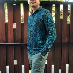 Schwarz Grünes Herrenhemd, Rayon Batik Knopfhemd Männer, Langarm Rayon Batik Herrenhemd, Batik Bluse für Männer, Vatertagsgeschenk, Strandhemd