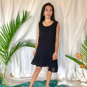 Chices schwarzes Kleid mit Rüschen-Detail, einfaches und elegantes schwarzes Kleid mit Rüschensaum, schwarzes Kleid in Übergröße, Frühlings-Sommer-Strandkleid