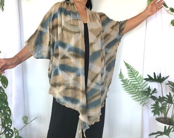 Jaqueta Cascata em Tons de Creme, Bege e Oliva, Jaqueta Kimono Tie Dye, Cardigã Kimono Pintado à Mão, Jaqueta Kimono com Amarração Frontal, Jaqueta Curta Transpassada Aberta