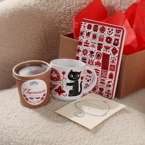 Panier cadeau de Pâques avec tasse de chat, carnet de notes Folk Journal et carte postale d'amour - Vendeurs ukrainiens