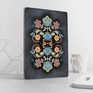 Symbolisches ukrainisches Holzposter – Ethno in Blumen, Wandbehang aus Holz – moderne Wohnzimmerdekoration – gemütlicher Regalakzent, Geschenk aus der Ukraine