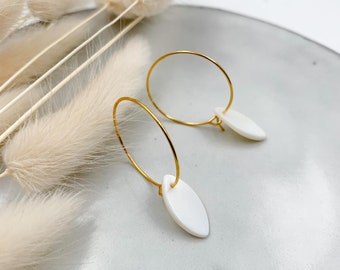 PEARLY OVAL // Gold or silver // Pair of hoop earrings
