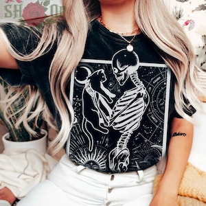 Komfort Farben Halloween Katzen Shirt Halloween Shirt Skelett Shirt Katzenliebhaber Shirt Schwarzes Katzen Shirt Spooky Season Shirt Katzen Pullover Tarot Card