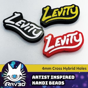 以下が含まれることがあります： 黒、黄、赤の背景に白い文字で「LEVITY」と書かれた、4mmのクロスハイブリッドホールカンディビーズ3個。アーティストにインスパイアされたカンディビーズです。