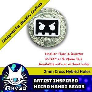 Op de afbeelding: Een kleine, zwart-witte micro kandi kraal met een boos gezichtsontwerp, getoond naast een Amerikaanse kwart dollar. De tekst bevat "Designed for Jewelry Crafters" en "Artist Inspired Micro Kandi Beads."