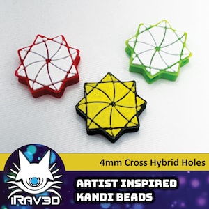Puede incluir: Tres cuentas Kandi en forma de estrella, inspiradas en artistas, con agujeros híbridos cruzados de 4 mm. Las cuentas son rojas, amarillas y verdes con segmentos blancos. El texto "ARTIST INSPIRED KANDI BEADS" es visible.