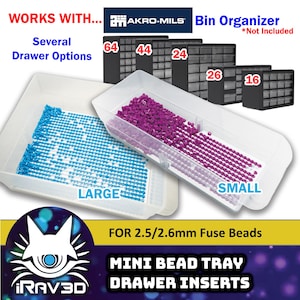 Può includere: Inserti per cassetti di vassoi per mini perline in plastica bianca, etichettati "LARGE" e "SMALL", riempiti con perline di fusione blu e viola. L'immagine mostra anche organizzatori di contenitori neri con i numeri 64, 44, 24, 26 e 16. Il testo recita "FOR 2.5/2.6mm Fuse Beads".