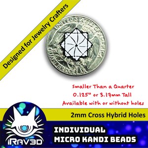 Puede incluir: Un diseño geométrico blanco y negro se coloca en una moneda de veinticinco centavos. El texto dice "Diseñado para artesanos de joyería". El texto adicional indica que las cuentas son más pequeñas que una moneda de veinticinco centavos, 0,32 cm de alto y disponibles con o sin agujeros. El texto también dice "2mm Cross Hybrid Holes" y "INDIVIDUAL MICRO KANDI BEADS."