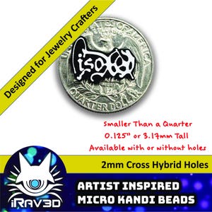 Puede incluir: Una micro abalorio kandi en blanco y negro con la palabra "iso" sobre una moneda de veinticinco centavos. La cuenta mide 3,17 mm de alto y está disponible con o sin agujeros. La imagen también incluye el texto "Designed for Jewelry Crafters" y "MICRO KANDI BEADS INSPIRADO EN EL ARTISTA."