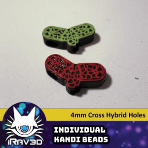Puede incluir: Dos cuentas kandi de 4 mm con agujeros híbridos en forma de cruz, una roja y otra verde. Las cuentas tienen forma de cruz con un agujero en el centro. Las cuentas son de plástico y tienen una superficie texturizada.  4mm Cross Hybrid Holes INDIVIDUAL KANDI BEADS