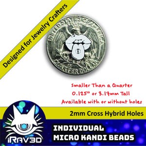 Puede incluir: Una moneda de veinticinco centavos de dólar con un diseño de hongo blanco. El texto "Designed for Jewelry Crafters" está en una pancarta amarilla. El texto "INDIVIDUAL MICRO KANDI BEADS" está sobre un fondo azul. El hongo mide 3,17 mm de alto.