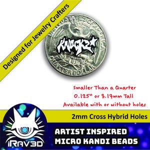 Puede incluir: Una micro abalorio Kandi en blanco y negro con la palabra "Knockz" sobre una moneda de veinticinco centavos. La cuenta mide 3,17 mm de alto y está disponible con o sin agujeros. La imagen también incluye el texto "Designed for Jewelry Crafters".