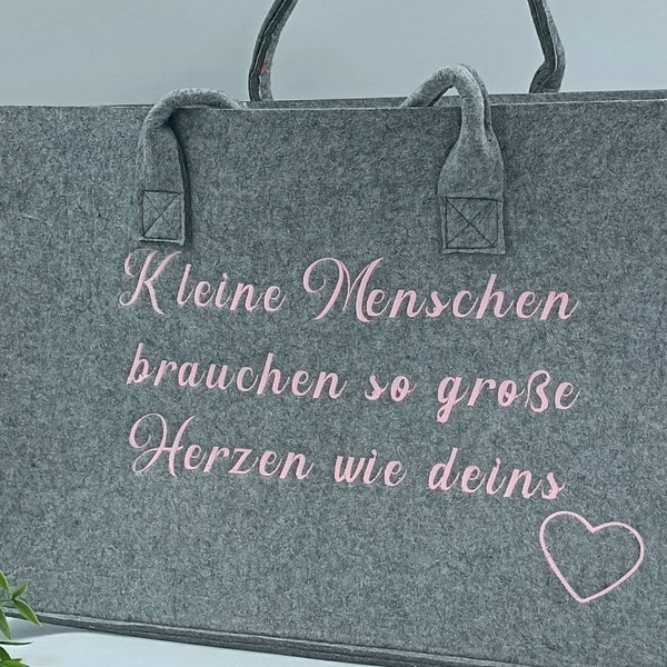 Filztasche hellgrau, "Kleine Menschen brauchen so große Herzen", super geeignet als Einkaufstasche/Tragetasche, personalisierbar, bestickbar