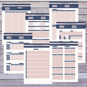 以下が含まれることがあります： 体操選手のためのピンクとブルーの印刷可能なプランナーページセット。ページには、チーム、競技スコアトラッカー、体操選手のプロファイル、4週間の目標、ルーチンとDスコア、練習計画、月間プランナーのセクションが含まれています。