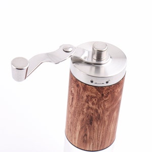 Personalisiertes Geschenk für Kaffeeliebhaber, individuell graviertes Handbuch Holzbohnenmühle für Espressoglas Camp Küchenutensil Brautdusche Bild 4