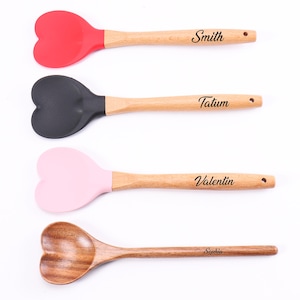 Può includere: Quattro utensili da cucina a forma di cuore con manici in legno. I manici sono incisi con i nomi Smith, Tatum, Valentin e Sophia.