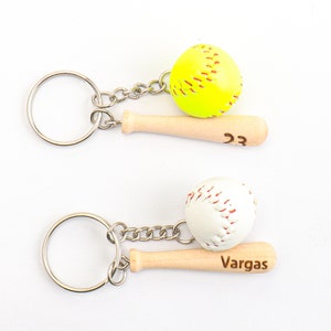 Personalisierte Mini Baseballschläger Schlüsselanhänger Trainer Geschenk Sport PU Softball Gravur Name Nummer Geschenk Schlüsselbund Vatertagsgeschenk
