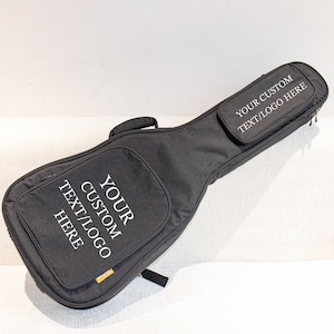 Gepersonaliseerde gitaartas met 23 cm dikke schuimvulling, geschikt voor gitaren van 91-104 cm, inclusief nekriem, ophanglus aan de achterkant en verstelbare schouderriem.