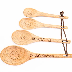 Cucchiaio dosatore personalizzato Set di 4 utensili da cucina in legno incisi per inaugurazione della casa Cottura 1/2 1/4 cucchiaio Cucchiaino da tè Bomboniere per baby shower