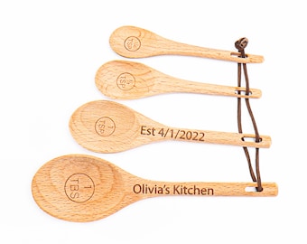 Lot de 4 cuillères à mesurer personnalisées ustensiles de cuisine en bois gravés Pendaison de crémaillère 1/2 1/4 cuillère à soupe de cuillère à café de mariage cadeau de naissance