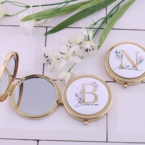 Personalisierter Gold Alphabet und Name Taschenspiegel Anfangsblumenmonogramm Brautjungfer Bachelorette Make-up Taschenspiegel Ruhestandsgeschenk Bild 1