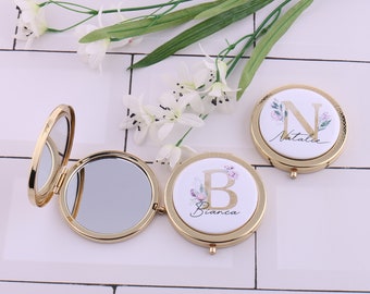 Personalisierter Gold Alphabet und Name Taschenspiegel Anfangsblumenmonogramm Brautjungfer Bachelorette Make-up Taschenspiegel Ruhestandsgeschenk