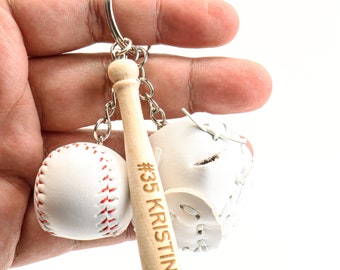 Mini porte-clés de baseball personnalisé, cadeau d'entraîneur, nom gravé de balle molle en polyuréthane, monogramme de sport, numéro de batte, moufles, cadeau d'équipe, porte-clés fête des pères