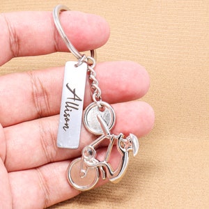 Porte-clés vélo personnalisé Porte-clés famille Entraîneur gravé papa Monogramme sur le thème du vélo Porte-nom sportif Cadeau de mariage Cycliste Amoureux du vélo