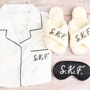 Personalized Bridesmaid Gift Getting Ready Set Sleep Shirt Robe Sleep Mask Slippers Black Bachelorette Wedding Party Favors Wedding Bridal