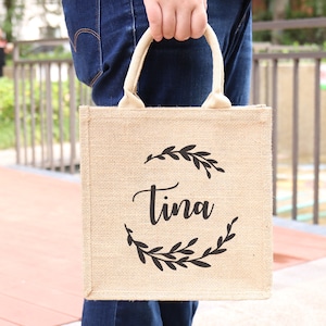 Gepersonaliseerde bruidsmeisje jute tote tas met satijnen sjaal strand cadeautas naam krans nek wrap bachelorette bruids douche partij gunst