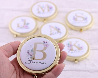 Initiale dorée personnalisée et nom compact miroir signature monogramme floral demoiselle d'honneur bachelorette maquillage miroir de poche cadeau de l'enseignant