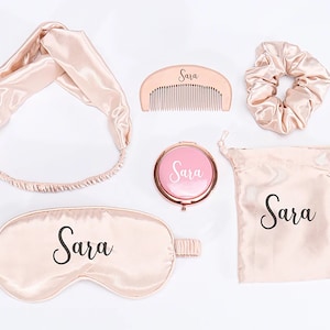 Personalisierte Brautjungfer Set 6 Geschenke Spa Sleepover Party Holz Kamm Spiegel Scrunchie Haarband Krawatte Schlafmaske Hen Bachelorette Hochzeit Gunsten Bild 1