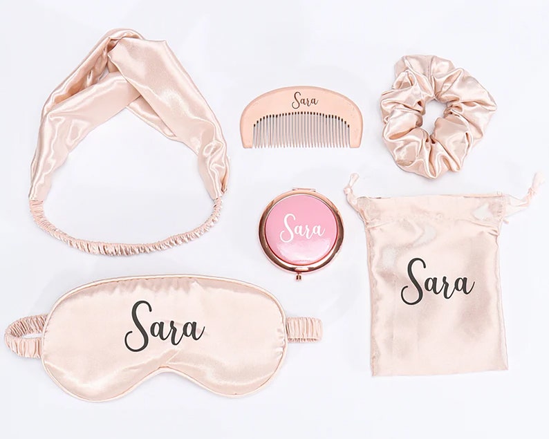 Personalisierte Brautjungfer Set 6 Geschenke Spa Sleepover Party Holz Kamm Spiegel Scrunchie Haarband Krawatte Schlafmaske Hen Bachelorette Hochzeit Gunsten Bild 1