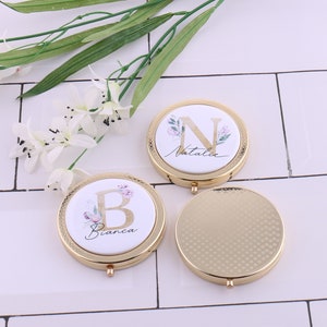 Personalisierter Gold Alphabet und Name Taschenspiegel Anfangsblumenmonogramm Brautjungfer Bachelorette Make-up Taschenspiegel Ruhestandsgeschenk Bild 4