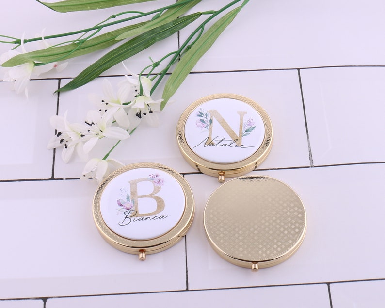 Personalisierter Gold Alphabet und Name Taschenspiegel Anfangsblumenmonogramm Brautjungfer Bachelorette Make-up Taschenspiegel Ruhestandsgeschenk Bild 4