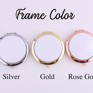 K&ouml;nnte beinhalten: Drei Kompaktspiegel mit wei&szlig;en Oberfl&auml;chen und verschiedenen Rahmenfarben: Silber, Gold und Ros&eacute;gold. Die Spiegel sind von links nach rechts in einer Reihe angeordnet. Der Text "Frame Color" steht &uuml;ber den Spiegeln.