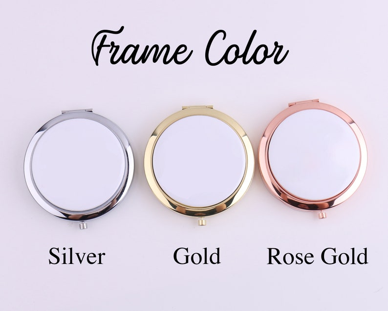 K&ouml;nnte beinhalten: Drei Kompaktspiegel mit wei&szlig;en Oberfl&auml;chen und verschiedenen Rahmenfarben: Silber, Gold und Ros&eacute;gold. Die Spiegel sind von links nach rechts in einer Reihe angeordnet. Der Text "Frame Color" steht &uuml;ber den Spiegeln.