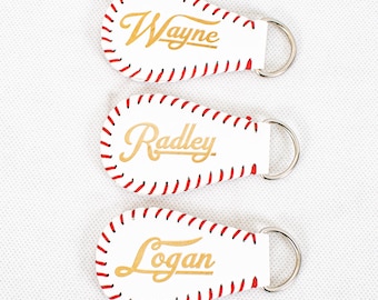 Etichette personalizzate per bagagli a tema baseball, etichette da viaggio con anello in metallo, portachiavi in pelle PU a tema baseball e softball.