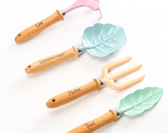 Set di 4 attrezzi da giardino personalizzati per bambini: pala, rastrello e forchetta. Regalo unico e carino con foglie, personalizzabile con il nome del bambino, ideale per feste di compleanno e pigiama party.
