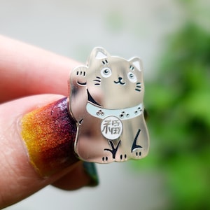 Lucky Cat – Spilla in argento smaltato ispirata al Giappone
