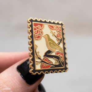 Spilla smaltata con timbro giapponese Hanafuda – Bush Warbler Bird