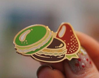 Strawberry Matcha Macaroon  – Matcha Dessert Enamel Pin